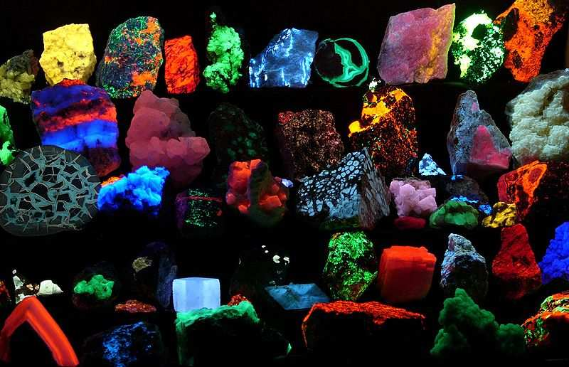 Fluoreszcencia (foszforeszcencia( foszforeszcencia) (G. G. Stokes, 1852, fluorit) Néhány anyag UV fénnyel megvilágítva elnyeli az UV sugárzást és helyette látható fényt bocsát ki.