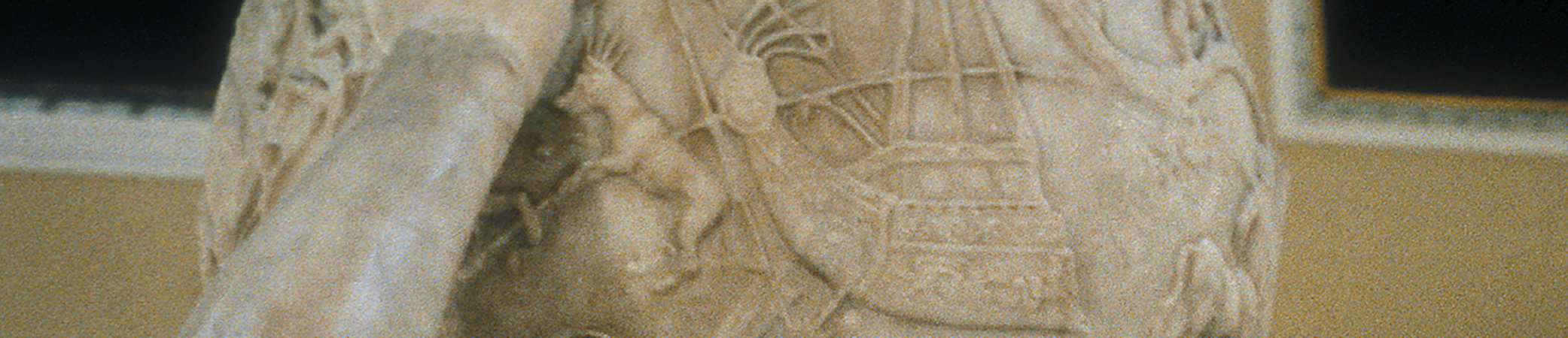 században készült, a Farnese Atlasznak nevezett márványszobor tartja a vállain. Az éggömb átmérője 65 centiméter.