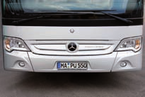 A Mercedes-Benz azonban nem elégedett meg ennyivel, további három új biztonsági rendszert vezetett be, a távolságvezérlô tempomatot, a sávtartó asszisztenst és a tartósfék-határolót.