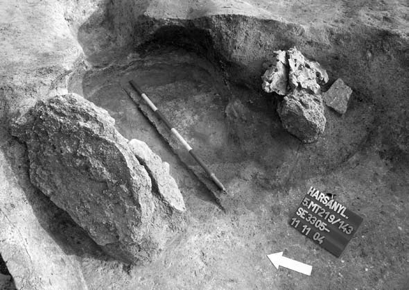 5. kép: Középkori kemence az 5. munkaterületen Fig. 5: Mediaeval oven in work site No. 5 feltárás során alig került elő, néhány szórványos állatcsont volt az árkok betöltésében.