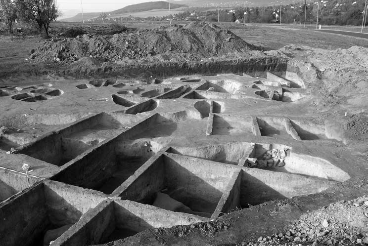 4. kép: Római kori gödörkomplexum a 4. munkaterületen Fig. 4: Roman period pit complex in work site No. 4 each other.