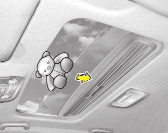 Az automatikus fordító funkció nem működik, ha egy pici tárgy kerül a mozgó üveg és a napfénytető kerete közé. Mindig ellenőriznie kell, hogy minden utas és tárgy távol van a bezáródó napfénytetőtől.