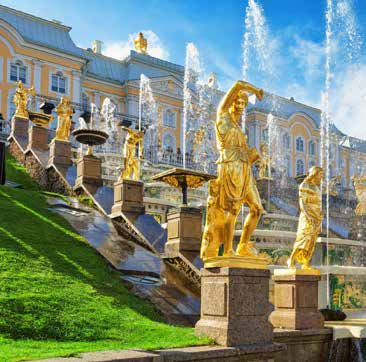 A Nyevszkij sugárút, a Szent Izsák Székesegyház, a Téli Palota, az Ermitázs, az 1917-es forradalom jelképévé vált Aurora cirkáló, a Művészetek terén a Mihalkovszky Palota, a cárok sírhelyét őrző