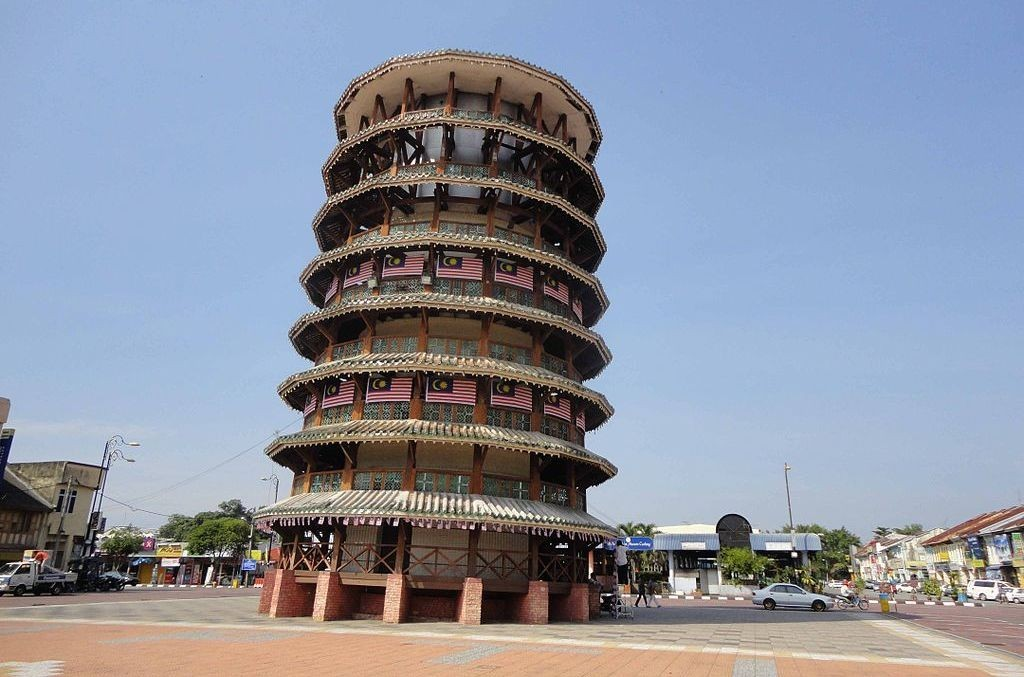 malajziai Teluk Intan A 25,5 méter magas, pagodaszerű épületben XIX.