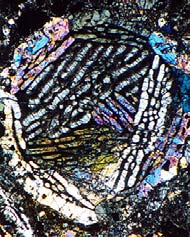 finomszemcsés alapanyag - 1,5-6% szenet tartalmazhatnak CV kondrit az Allende meteorit Forrás: http://www.meteorlab.