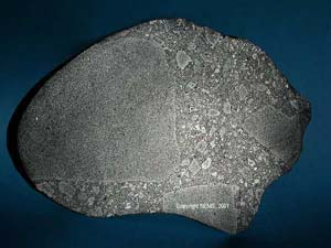 vannak) áll, a vas fém vagy szulfid formában fordul elő. Mindez arra utal, hogy az E kondritok olyan aszteroidákból származnak, amelyek O-szegény környezetben voltak (Merkur pályáján?). A kanadai Abee közelében talált E kondrit az egyik legkülönlegesebb a meteoritgyűjteményben.