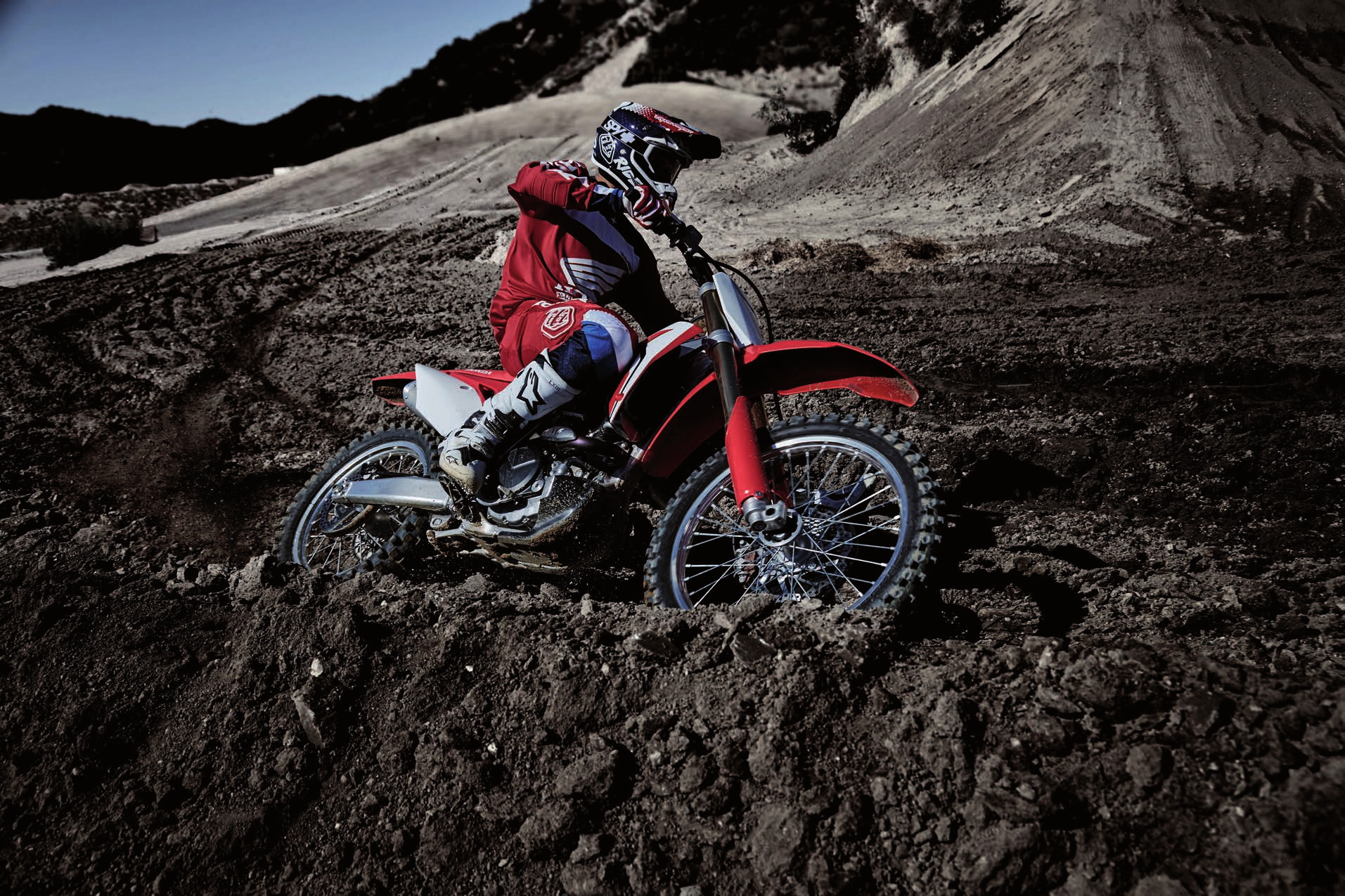 10 11 OFFROAD ÚJ CRF450R ÚJ CRF450RX ÚJ CRF250R Folyadékhűtésű, négyümetű, egyhengeres Unicam hengerfejjel, 4 szelepes Folyadékhűtésű, négyümetű, egyhengeres Unicam hengerfejjel, 4 szelepes