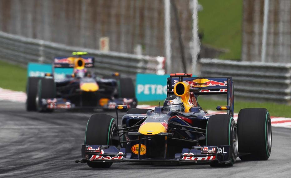 A Red Bull kényelmes távolságban hozta ötödik kettős győzelmét Miközben Hamilton látványos felzárkózását, vagy éppen a Toro Rosso két ifjonc versenyzőjének magabiztos védekezését láthattuk, az élen