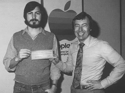 ) Termék: 1976: Apple I PC kit 1977: Apple