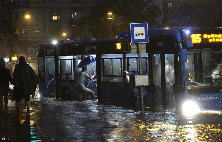 árvizek (2013 nyara: dunai árvíz) Lokális árvizek, villámárvizek (Budapest, 2015.