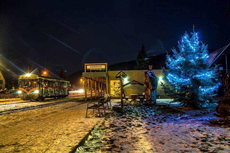 Természetesen itt gondolunk az adventi időszakra kivilágított állapotára, ami a délutáni utolsó járatokra igen szép látványt teremt a Börzsönyben.