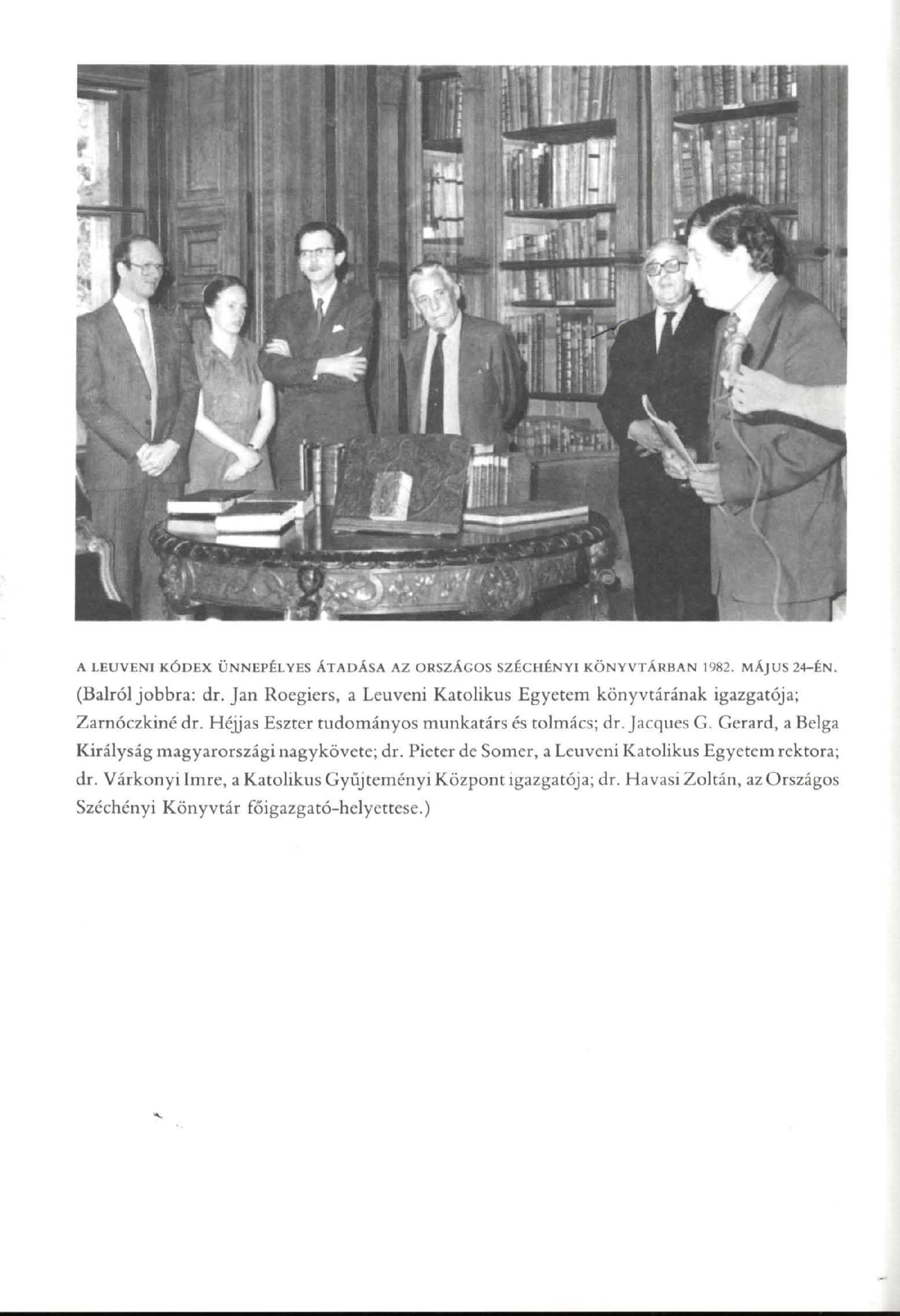 A LEUVENI KÓDEX ÜNNEPÉLYES ÁTADÁSA AZ ORSZÁGOS SZÉCHÉNYI KÖNYVTÁRBAN 1982. MÁJUS 24-ÉN. (Balról jobbra: dr. Jan Roegiers, a Leuveni Katolikus Egyetem könyvtárának igazgatója; Zarnóczkiné dr.