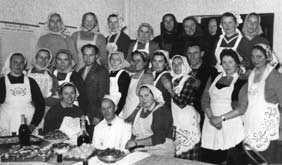 Účastníčky kurzu varenia a pečenia Kultúru a osvetu v obci medzi vojnami riadila Miestna osvetová
