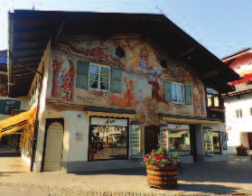A nap zárásaként a mesekönyvbe illô Garmisch-Partenkirchen üdülôhelyen teszünk egy kellemes sétát: a történelmi Ludwigstraße patinás épületei, virágos házai és az alpesi vendéglôk bajor
