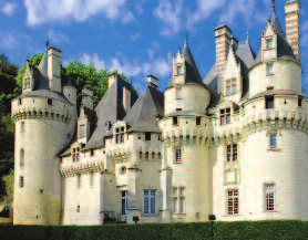 A királyi lakhelyek megtekintése után a látogatás a gyönyörû kertben folytatódik, melyet a Loire folyó ural.