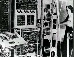 Az első elektronikus számítógépek 100 évre volt szükség Babbage gépének megvalósításához, mert az ő korában még a gyakorlatban nem állt rendelkezésre olyan eszköz, amivel ezt a gépet megbízhatóan és