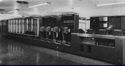 Zuse 1945 elején mutatta be Z4 nevű számítógépét (32 bit szóhosszúság, 64 fixpontos adat tárolása, 5500 relé), amelyet kísérletképpen a repülőgép-tervezésben használtak fel.