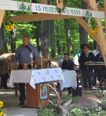 Stanko Zver in beltinski župnik Alojz Benkovič, ki je tudi predsednik-starešina lovske družine Bogojina.