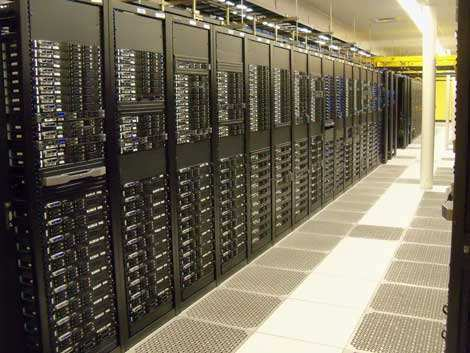 Cloud comuting (Felhő számítástechnika) Alavető működési modellje a jelenlegi és jövő infokommunikációs szolgáltatásoknak Felhők (több 0 000 szerver) adatközontok + azokat összekötő dinamikus hálózat