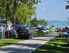 10 km-re a szántódi révátkelőtől 800 m-re 1 200,1 300,1 500,található. Különösen a kisgyermekes 800,1 000,1 200,családok számára kedvelt úticél, 800,1 000,1 200,mivel partszakasza igen sekély.