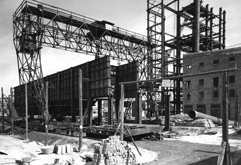 Kvárik Sándor * 60 éves az ércdarabosítás Dunaújvárosban 1956 őszén munkába állt a dunaújvárosi nyersvasgyártás egyik legfontosabb alapanyaggyártó üzeme: az ércdarabosító.