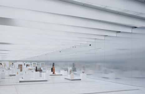 Louvre Lens (2012, fotó: Hisao Suzuki) A Louvre Lens (2012), az Imrey Culbert (New York) és a SANAA közös munkája (OCTOGON 2013/1; fotók: Iwan Baan) máccsal, rengeteg lelkesedéssel és próbálkozással,