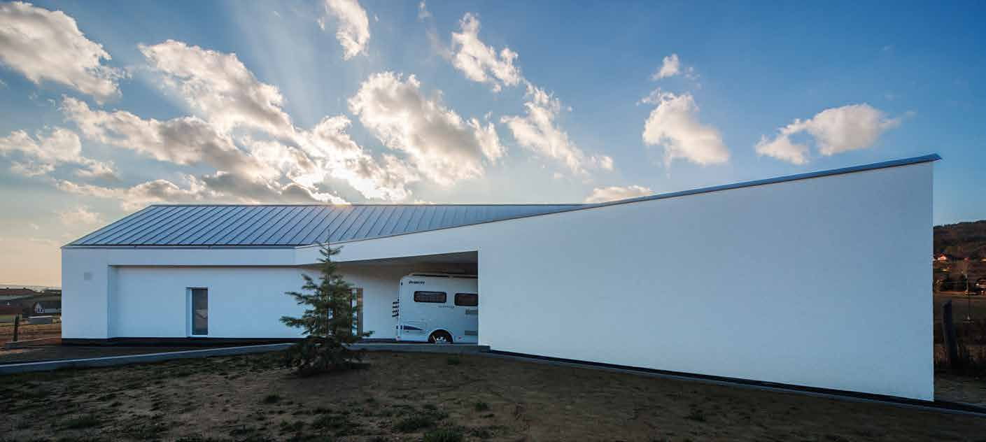 SG-ház house SG Szent Mihály kápolna St. Michael Chapel Balaton A ház zártabb, északias homlokzata az érkezési irányból.