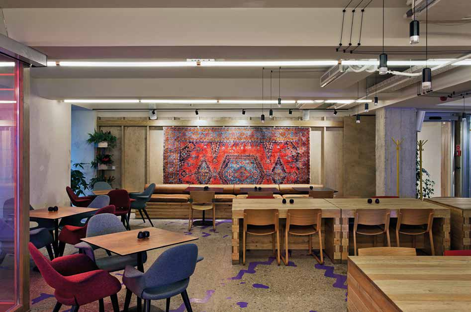 DESIGNLOKÁTOR DESIGNLOKÁTOR A félkész FAT MAMA EATERY A PESTI KAZINCZY UTCÁBAN egésze Szöveg Belsőépítészet Grafika Fotó BÁN DÁVID FÓNAGY DÓRA OROSZ RICHÁRD BUJNOVSZKY TAMÁS A sokszínű bulinegyed