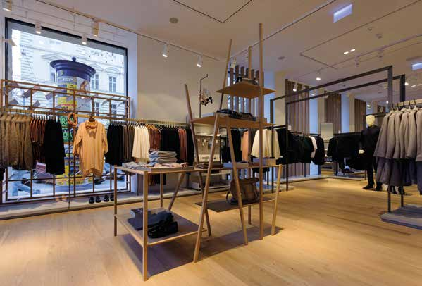 Szöveg Építészet H&M projektmenedzserg enerálkivitelező Fotó MOLNÁR SZILVIA SÁNDOR GERGELY SZABÓ ZSOLT SÁNDOR FITOUT ZRT. VARJÁN ANDRÁS helyen és időben.
