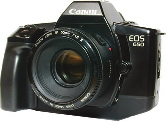 Az EOSsza párhuzamosan megjeentek az eső EF (eektronikus fókuszáás) objektívek is, ameyek azóta eért népszerűségét jó szeméteti, hogy a Canon az eddigiekben már több mint 40 miió iyen objektívet