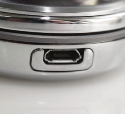 Mobi teszt Az AURA feső één keresendő a microusb-szabványú rendszercsatakozó, amey ezútta nem kapott takarást microsd-sotot nem, de 2 GB beső memóriát taáunk a teefonban.