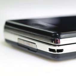 Mobi teszt A feső éen keresendő a diszkrét módon erejtett rendszercsatakozó (tötés, adatátvite, headset, tv-kimenet), szabványos USB- vagy 3,5 miiméteres csati nincs a második Prada mobiteefonon.