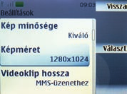 A hátap aatt taáható 860 mah-s teep gyári adatok szerint 8-8,5 óra beszégetési időre és 18-19 nap készenéti időre képes.