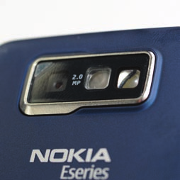 Mobi teszt A hátapon taáható 2 megapixees kamera közepes képeket és videókat készít. semmi akadáya.