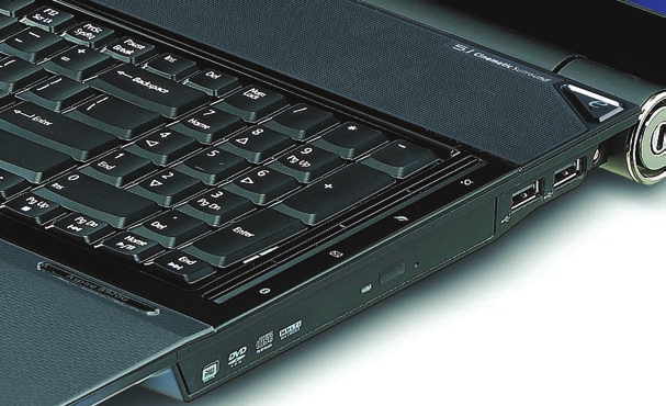 A hozzánk érkezett vátozat szíve egy T9400-as Inte Core 2 Duo processzor (2,53 GHz) vot 4 GB-os rendszermemóriáva és 320 GB-os merevemezze karötve.