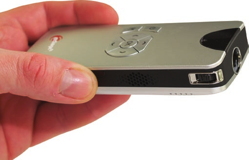 A készüék egyrészt rendekezik saját 1 GB-nyi beső memóriáva, ameyet USB-kábeen keresztü töthetünk meg (szintén e fogaaton át történik a gép tötése is), vaamint adott még egy memóriakártya-befogadó