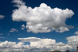 Magas szintű felhők Közepes szintű felhők Alacsony szintű felhők magasságuk: 5-13 km magasságuk: 2-7 km magasságuk: a talajfelszín és 2 km között