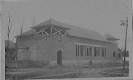 precedenți pe o întindere de 2 jugh[ere] cad[astrale]; 12) În anul 1936 edificiul cumpărat de la Statul Român, de sub nr.