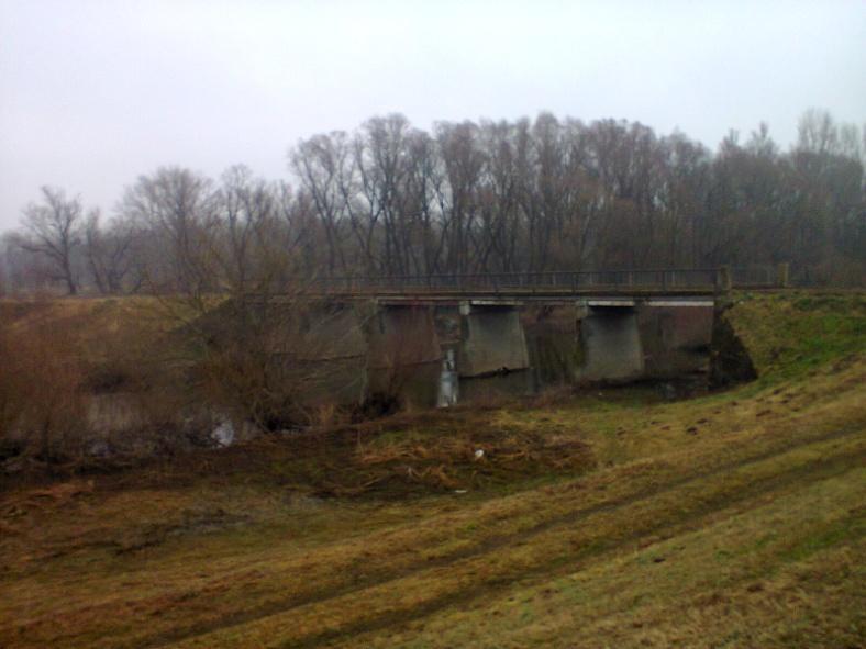 ábra: Rábapatona Koroncó közúti híd Akadályt képző létesítményként meg kell említeni a torkolati szakaszon, a folyó 0+595 fkm szelvényében található Marcal duzzasztót.