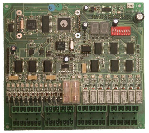 Hexium Kft. BI2KR8 Terméklap Rev 2 5 Az egységben lévő mikrokontroller kezeli a bemeneteket és kimeneteket és egységes kommunikációs felületet nyújt a VEZ vezérlő felé.