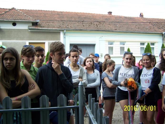 A koszorúzás után közösen elénekeltük a Himnuszt. Utazásunk legmegrendítőbb, legmeghatóbb pillanatait éltük át.