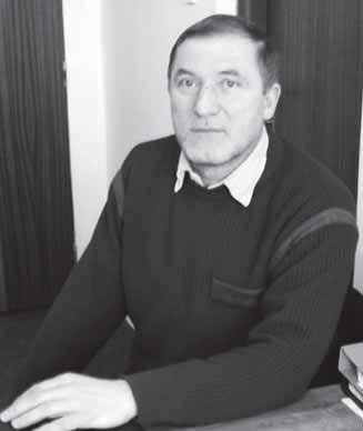 A képen Égerházy László fafaragó látható, akinek szobrai, faragványai a tárlat fontos részét képezték.