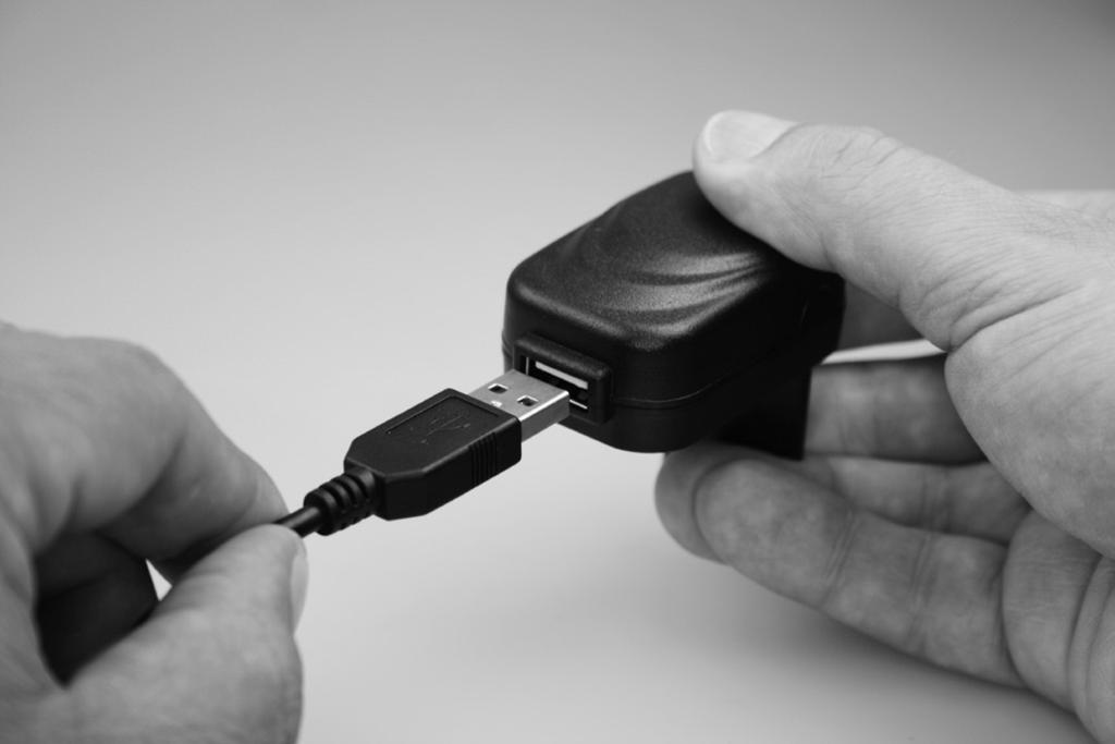 3. Vorbereitung 3.1. Stromversorgung Über den USB-Anschluss seitlich am Multi Scanner kann das Gerät direkt mit dem Strom verbunden werden.