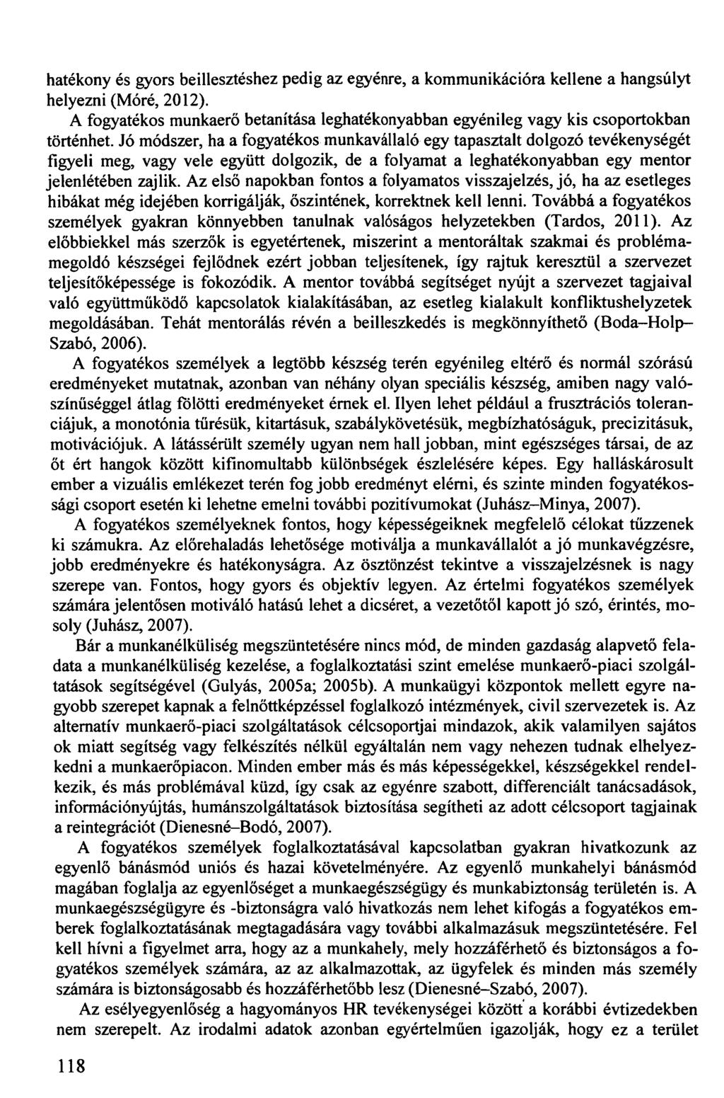 hatékony és gyors beillesztéshez pedig az egyénre, a kommunikációra kellene a hangsúlyt helyezni (Móré, 2012).