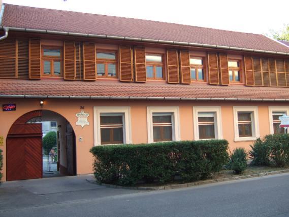 Hotel Soleil**** 6720 Szeged, Kelemen László u. 7. Telefon: 62/556-575 E-mail: info@hotelsoleil.