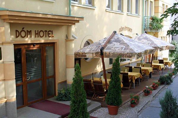 Az elegáns, letisztult designnal rendelkező Auris Hotel Szeged belvárosának szívében található, pár lépésre a Tisza-parttól és a Dóm tértől. A rendezvény helyszínétől kb. 25 perces sétára található.