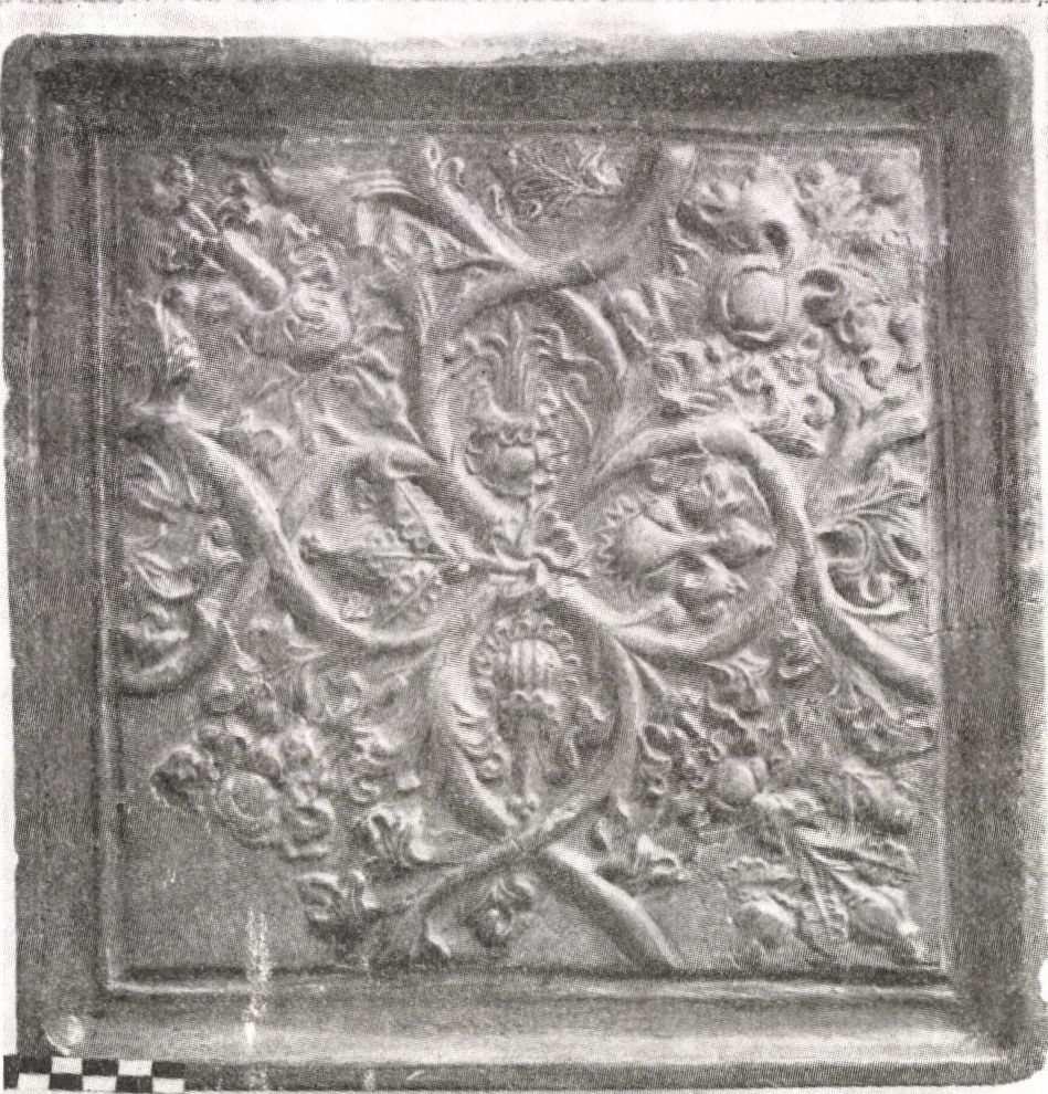 1470 ben a Boldogasszony templom tornyán, 1480 körül Corvinában tűnik fel, a pénzeke?] is gyakori.