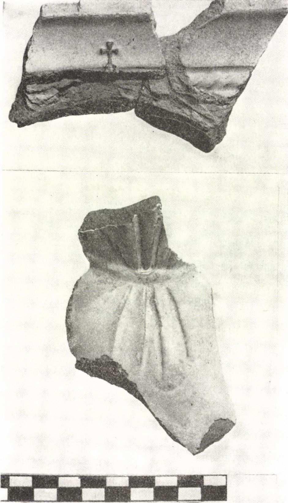 Vastag fehér ónmáz, a plasztikus részeken kék színezés. Sz: 23,5 cm (16. kép). Ilyen a címere Ulrik grófnak (1413 1480).