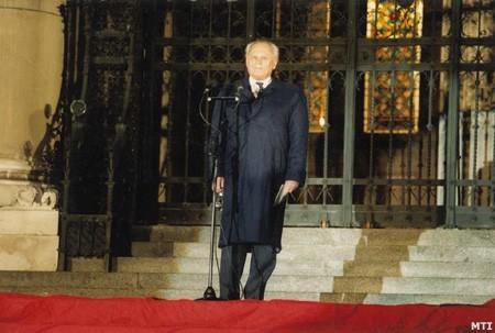 5.2.4. Gondolatok Göncz Árpád el nem mondhatott ünnepi beszédéhez (1992. 10. 23.) 5.2.4.1. A szónok szavahihetősége, éthosza Göncz Árpád köztársasági elnököt 1992.