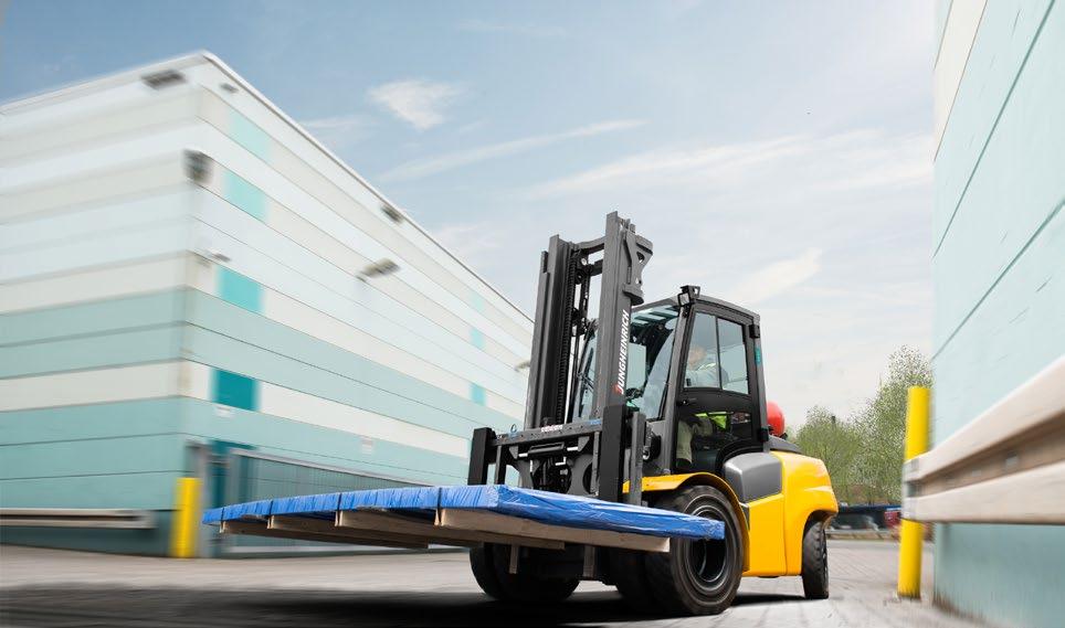 Alapfelszereltség: Fogantyú az A oszlopon. Rácsos tető. Lengécsillapított fülketető. Load Sensing technikájú igény szerint vezérelt hidraulikus kormányzás. Dönthető kormányoszlop.